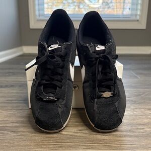 Nike Black & White Low-Profile Runners